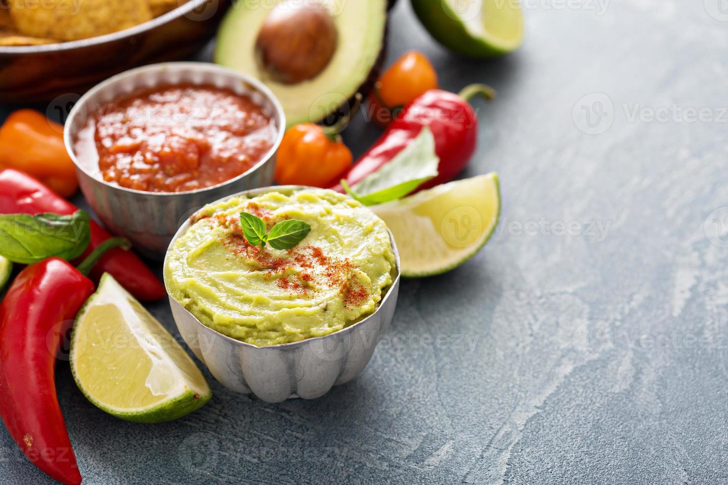 mexikansk kök Ingredienser och guacamole foto