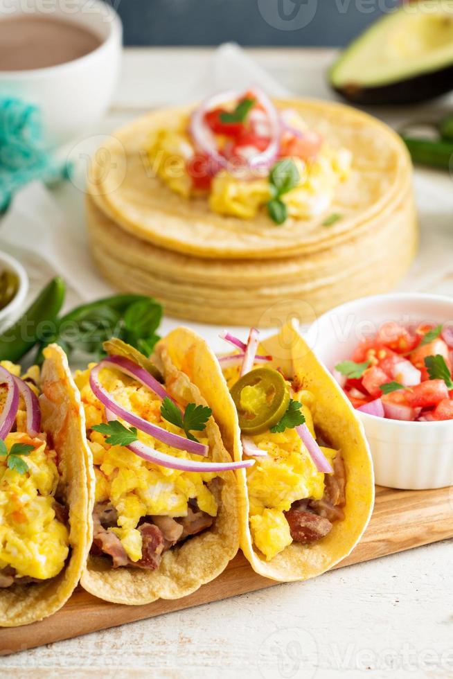tacos med ägg för frukost foto