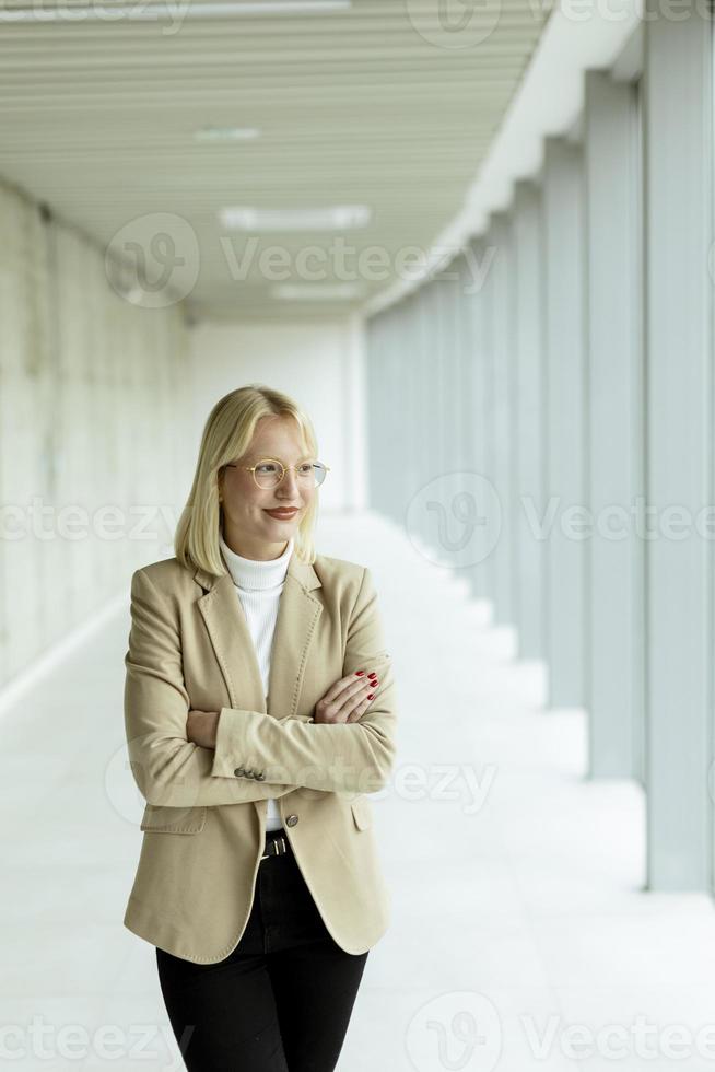 företag kvinna stående i de kontor korridor foto