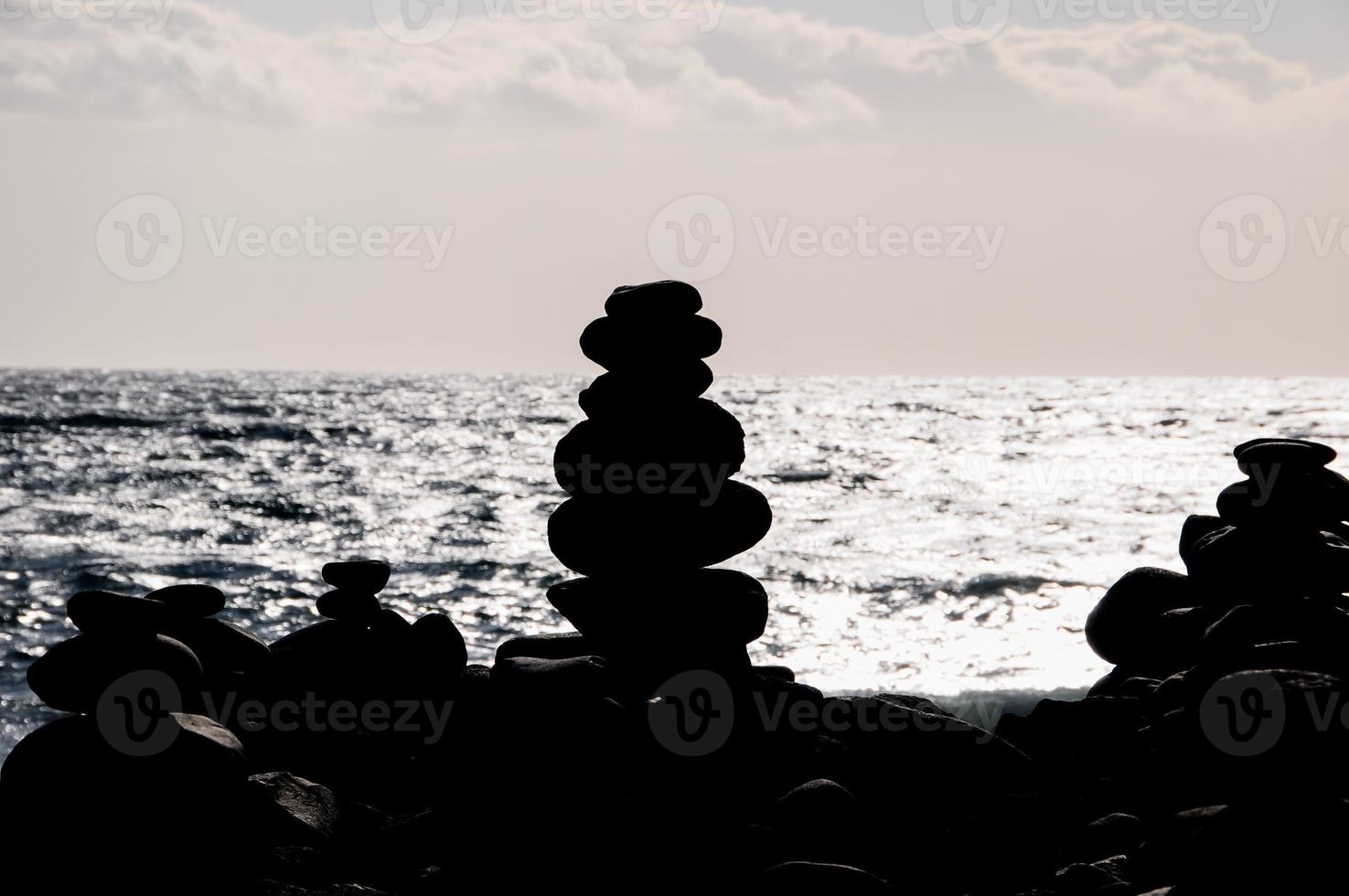 de buddhistiska traditionella stenpyramiderna foto