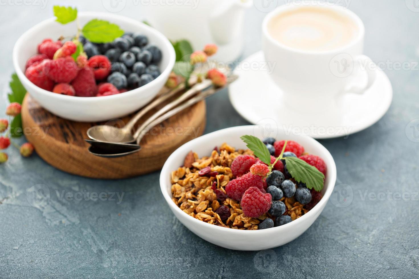 granola och bär med kaffe foto