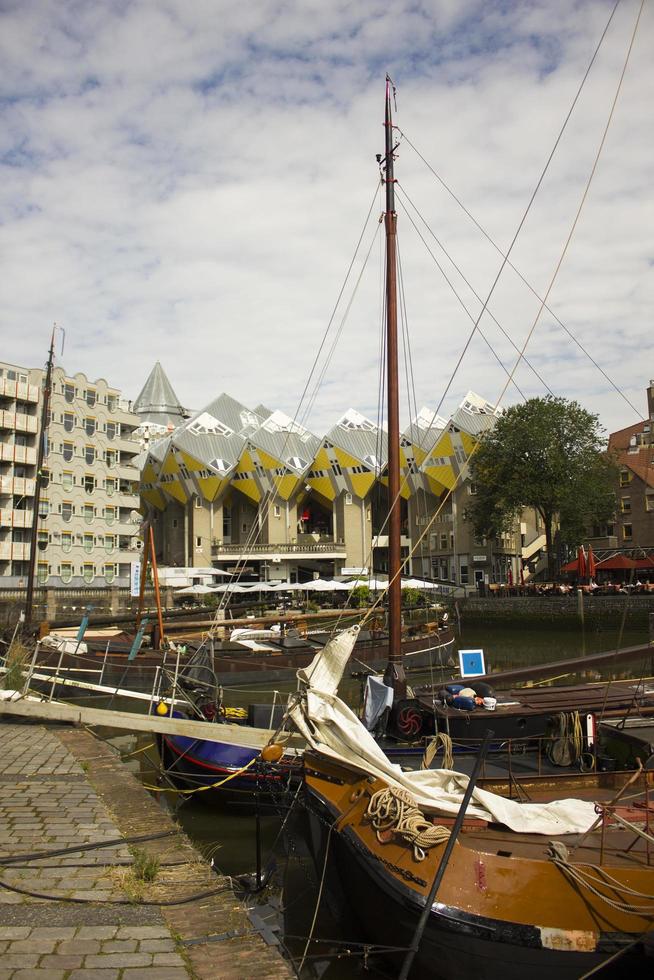 rotterdam, de Nederländerna, 2021 - oude hamn se på kub hus i rotterdam, de nederländerna. de är designad förbi dutch arkitekt piet blom och öppnad på 1977. foto