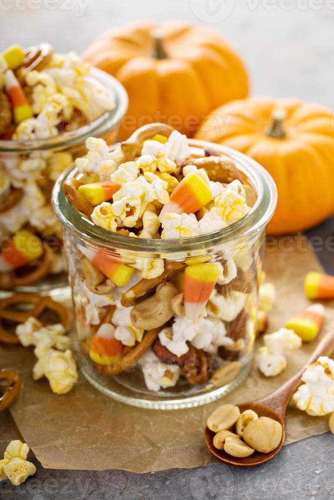 hemlagad halloween spår blanda med popcorn, saltkringlor och nötter foto