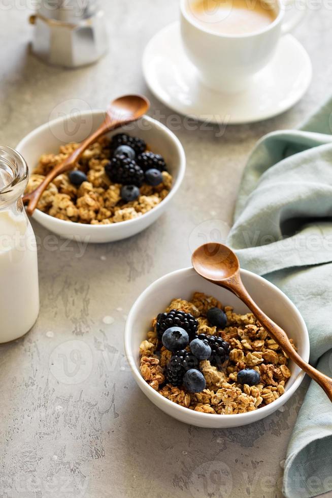 granola med färsk bär för frukost foto