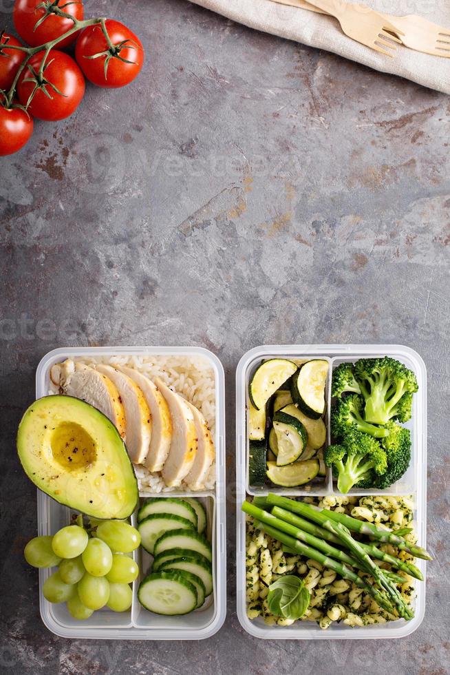 grön och friska måltid förberedelse behållare med kyckling och grönsaker foto