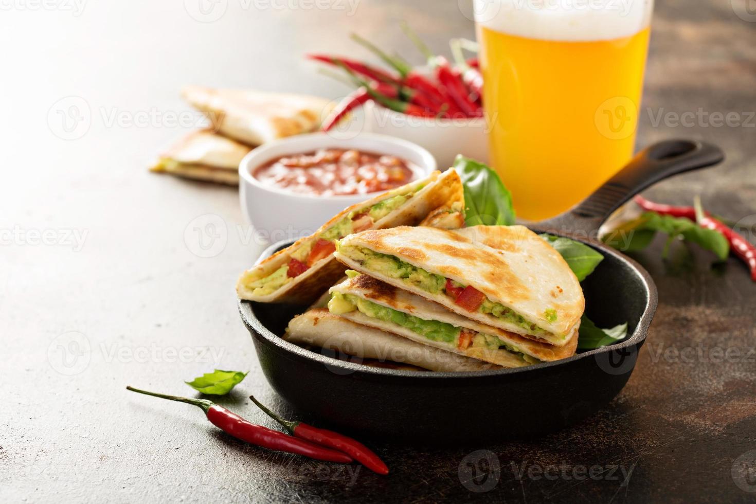 vegan quesadillas med avokado och röd peppar foto