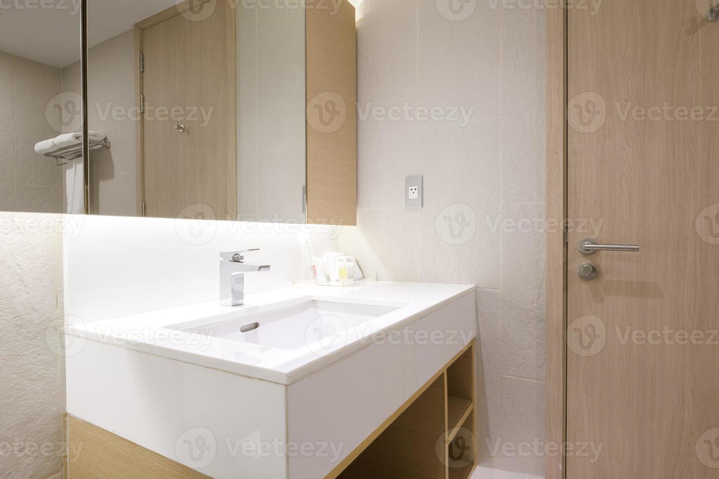 loft vit bricka badrum hörn, badkar och handfat foto