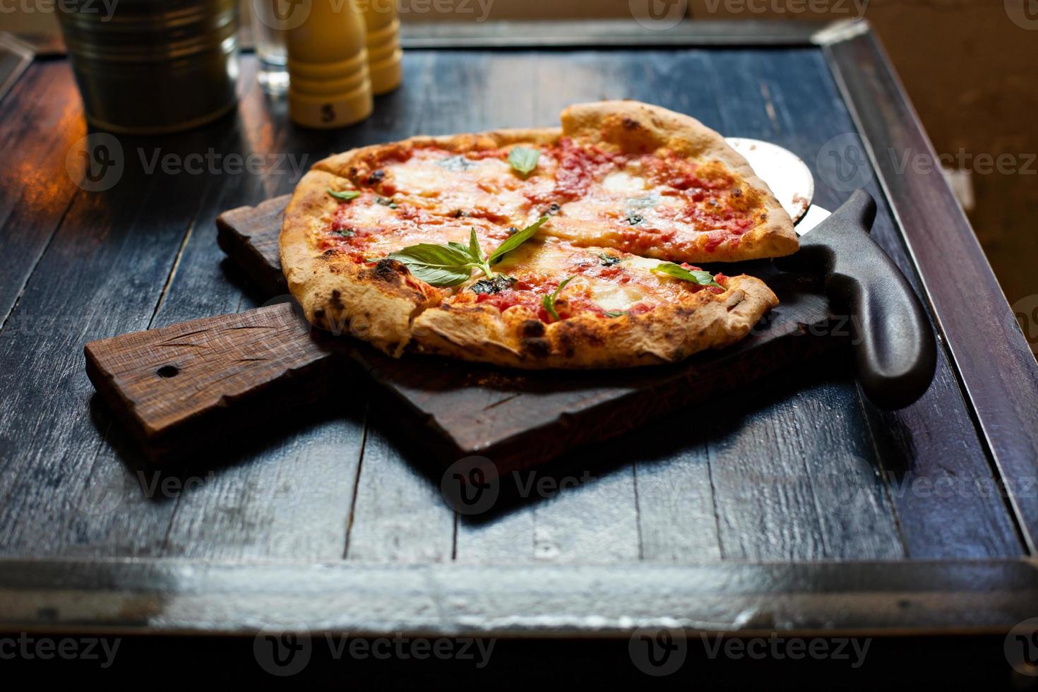 pizza margherita nyligen bakad på en tabell i Kafé foto