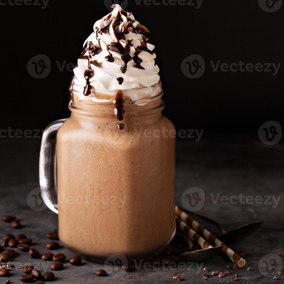 choklad frappe kaffe med vispad grädde foto