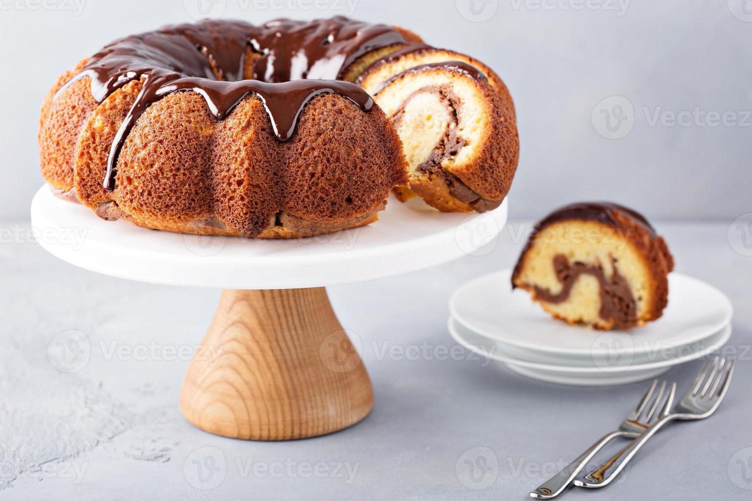vanilj bundt kaka med cheesecake fyllning foto