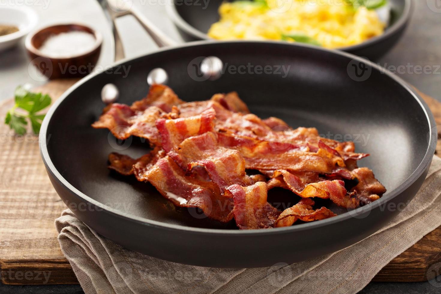 kokta bacon på en stekpanna foto