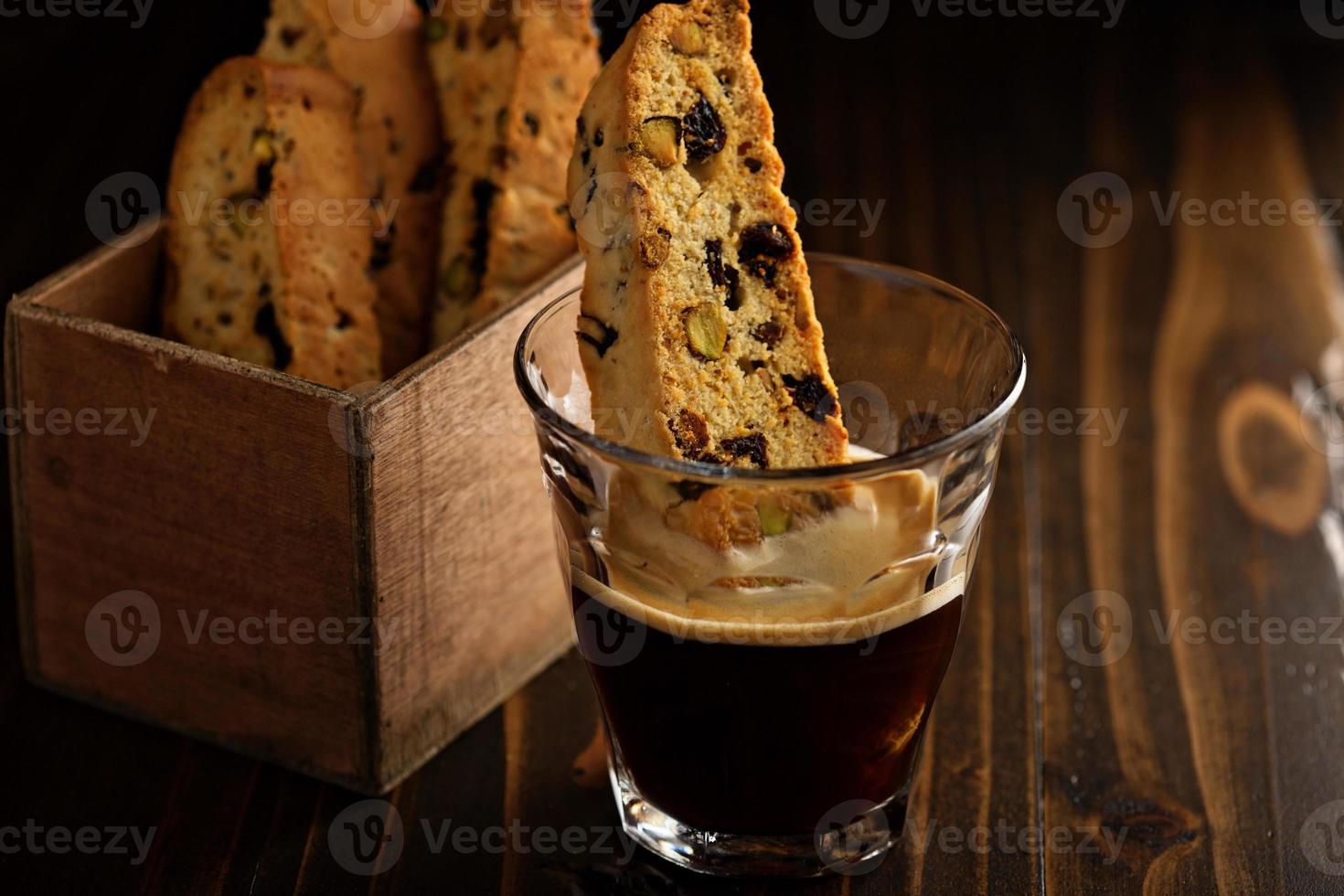 hemlagad biscotti med kaffe foto