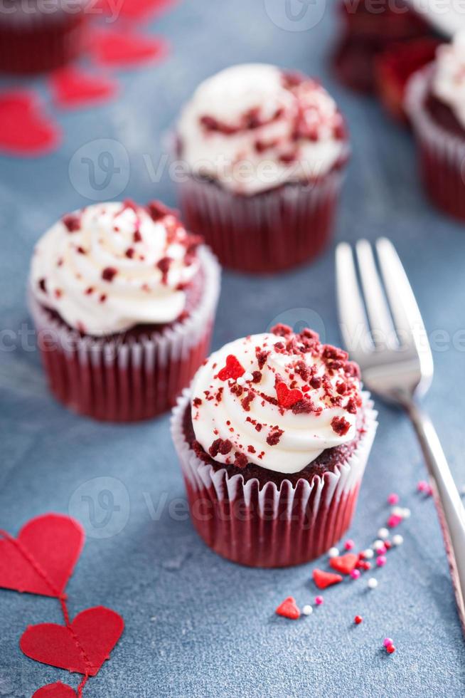 röd sammet muffins för valentines dag foto