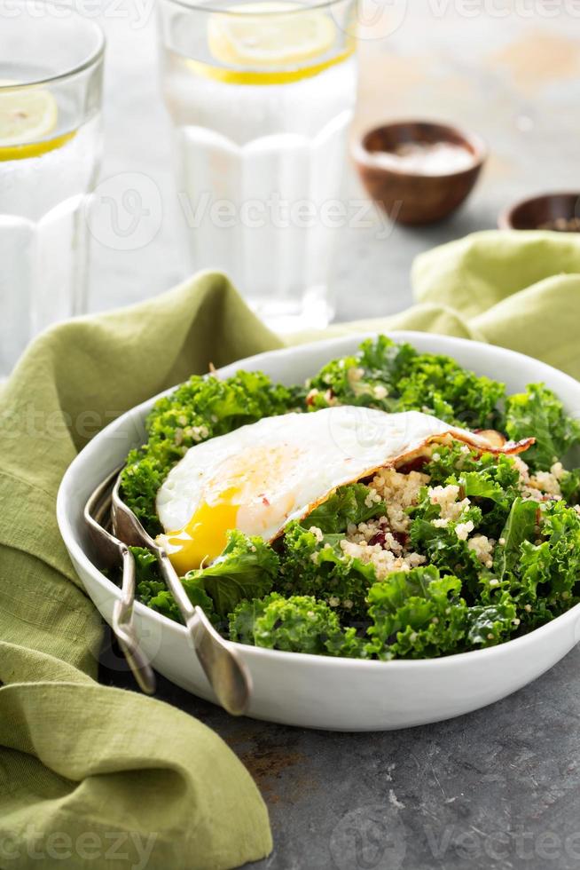 färsk friska sallad med grönkål och quinoa foto