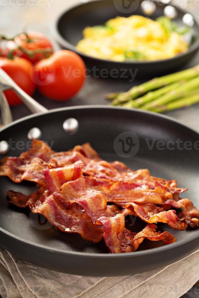 kokta bacon på en stekpanna foto