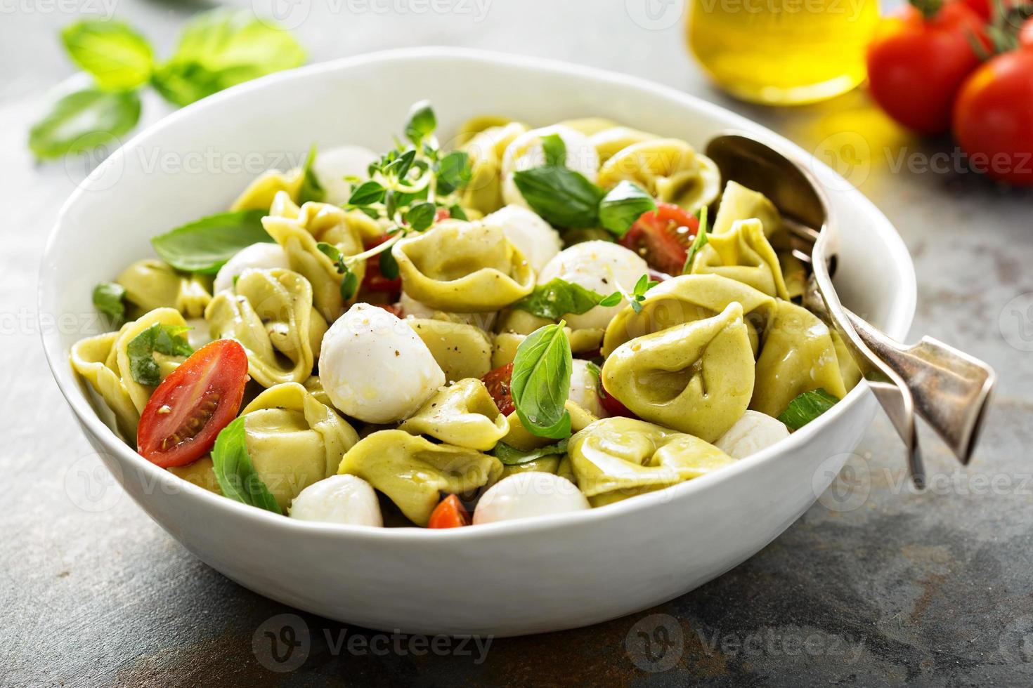 italiensk pasta sallad med spenat ricotta tortellini foto