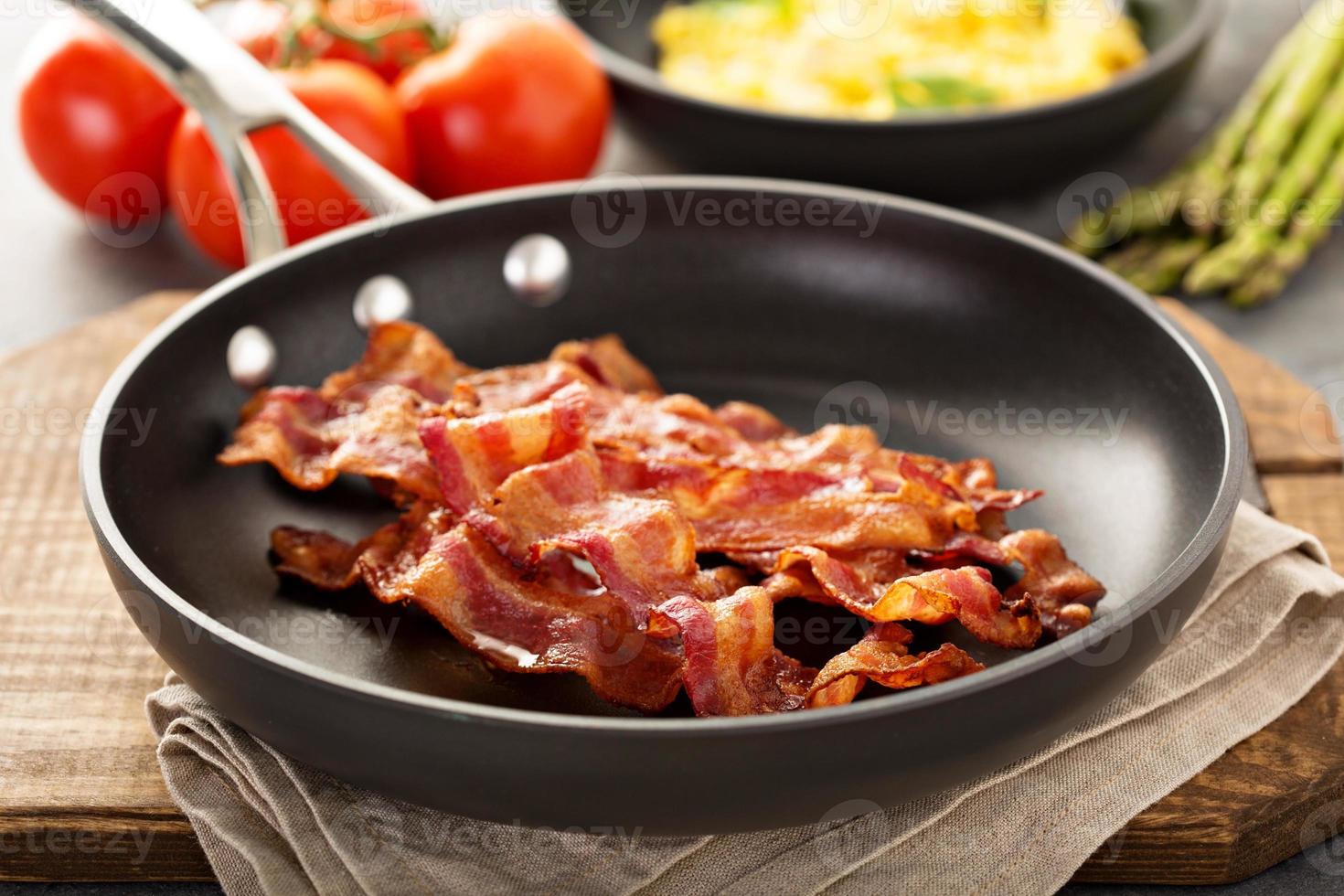 kokta bacon på en stekpanna foto