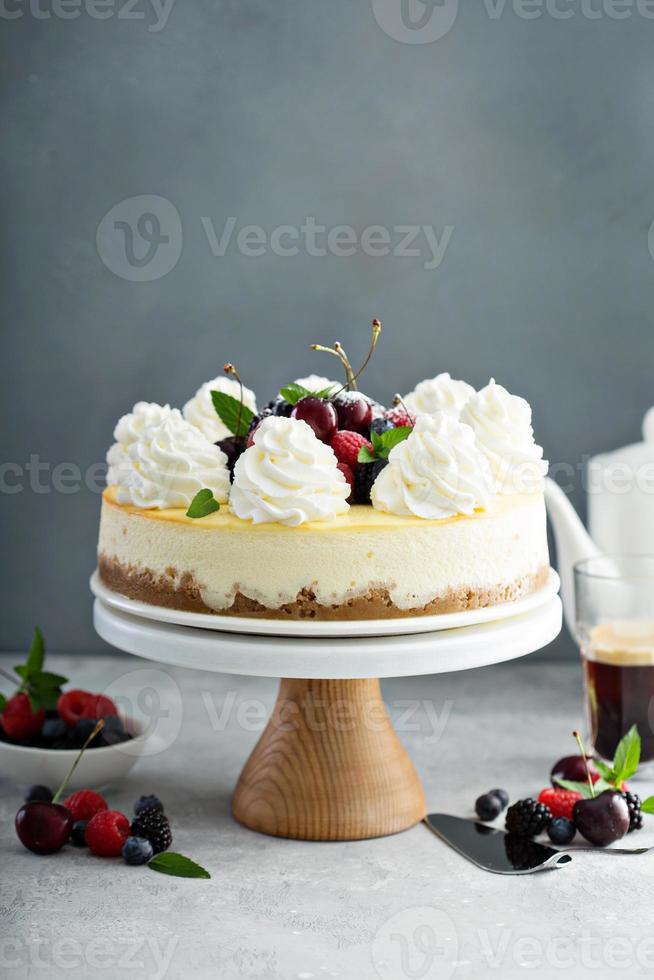 klassisk ny york cheesecake dekorerad med vispad grädde foto