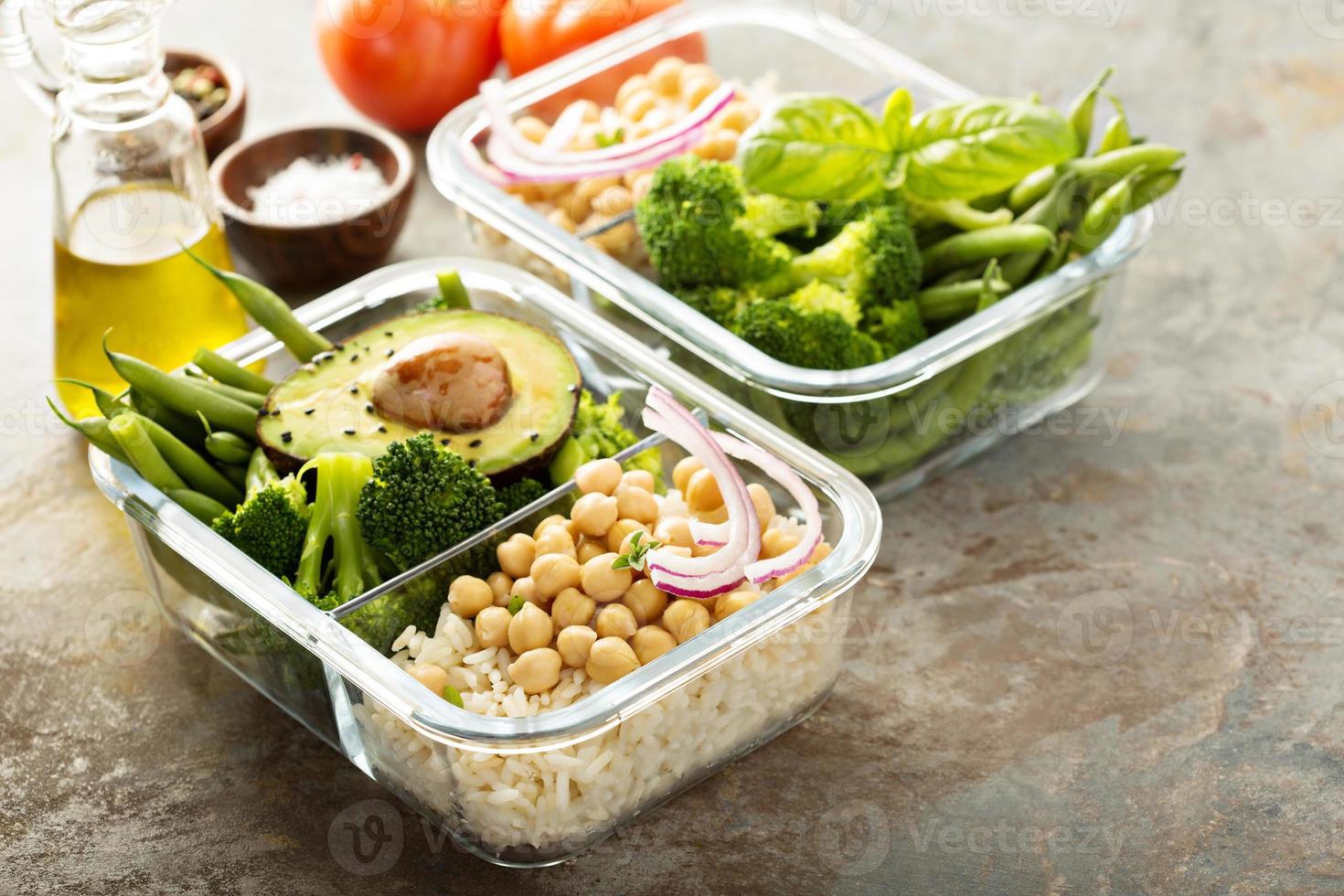 vegan måltid förberedelse behållare med kokta ris och kikärtor foto