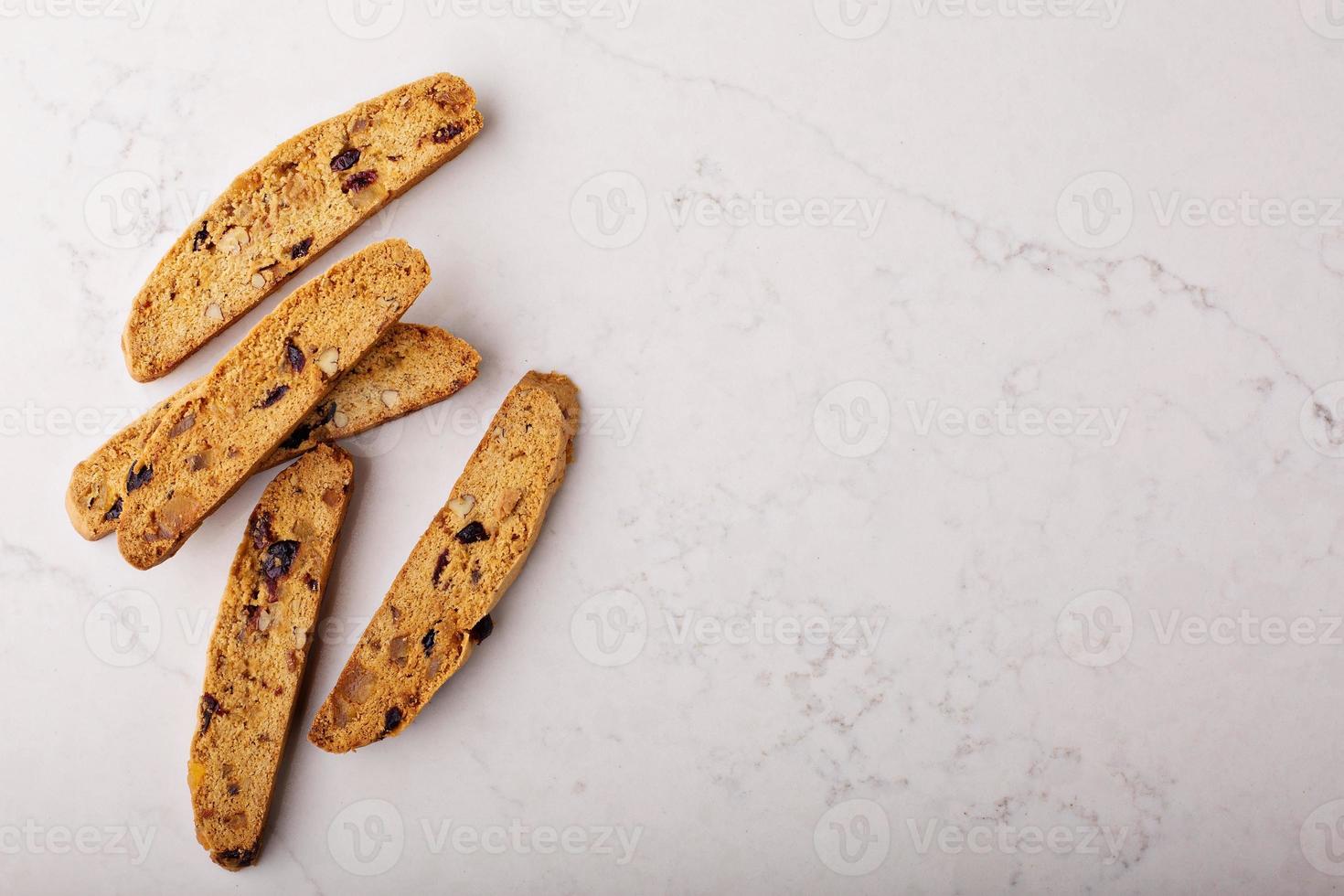 hemlagad biscotti på en marmor yta foto