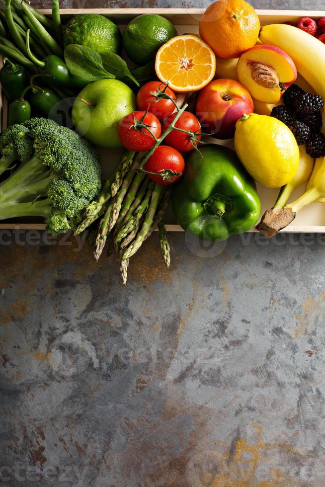färsk färgrik grönsaker och frukt foto