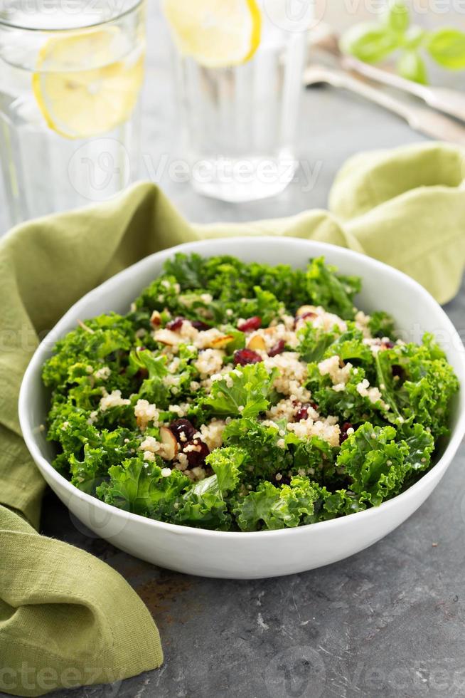 färsk friska sallad med grönkål och quinoa foto