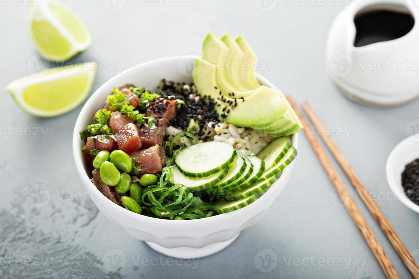 peta skål med rå tonfisk, ris och grönsaker foto