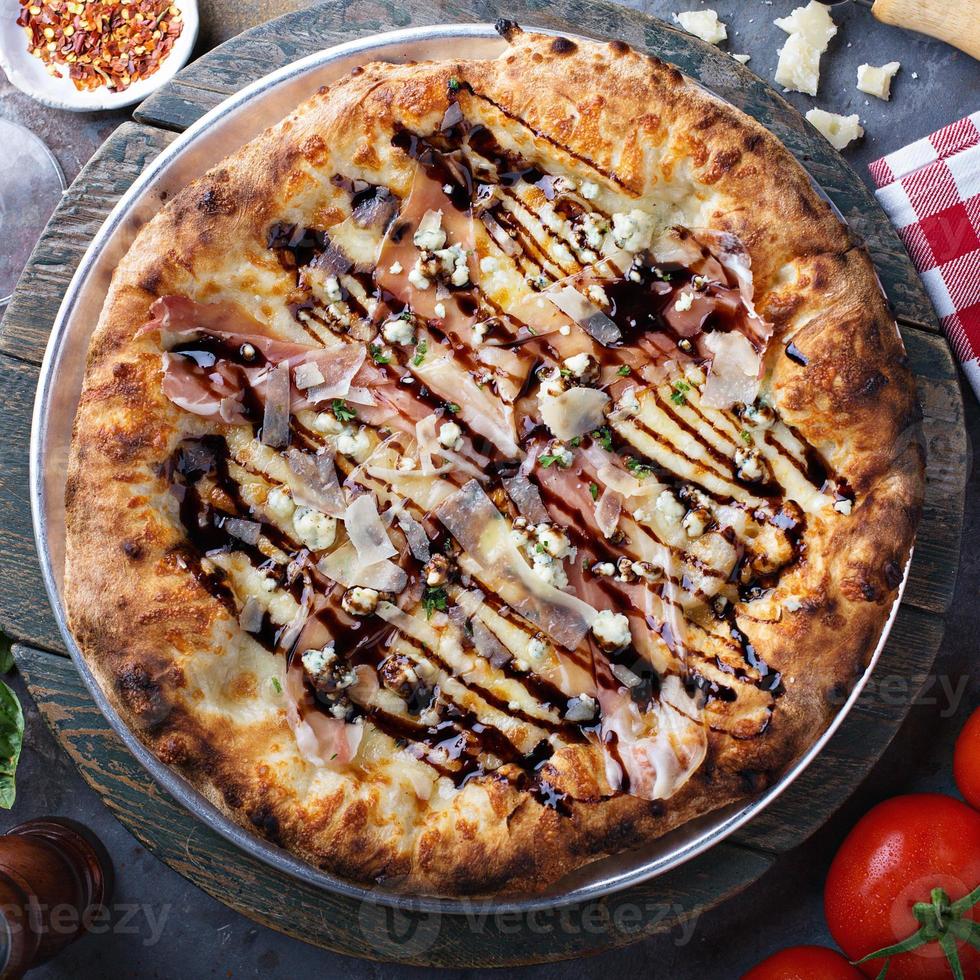 skinka, blå ost och balsamisk vinäger pizza foto