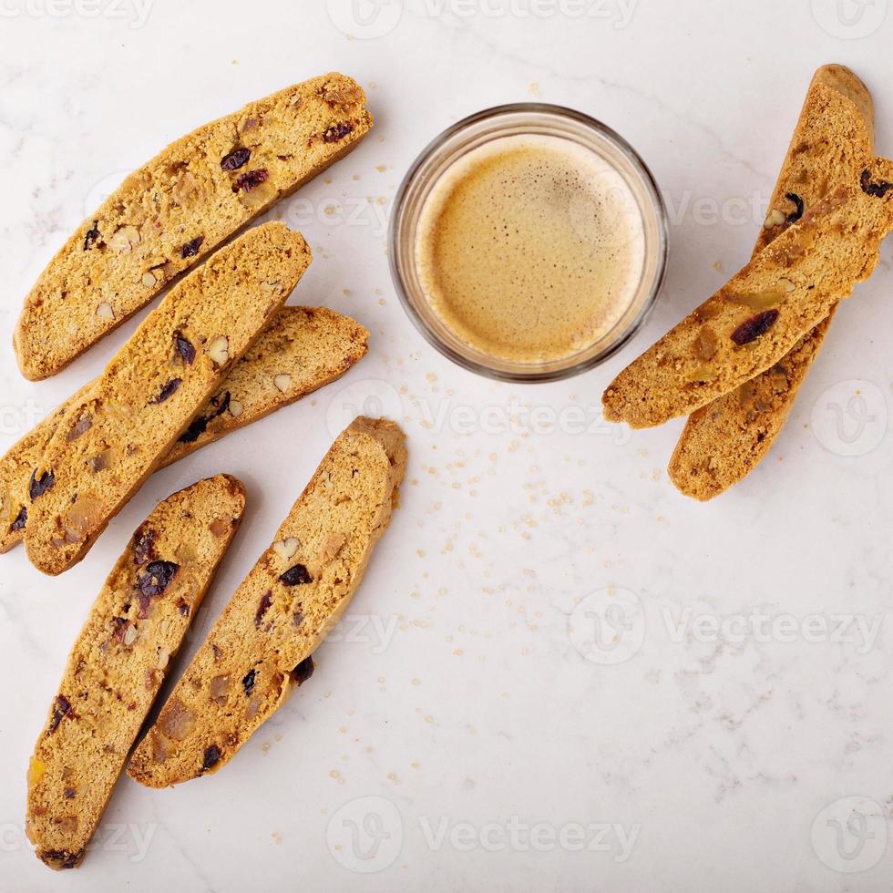 hemlagad biscotti på en marmor yta foto