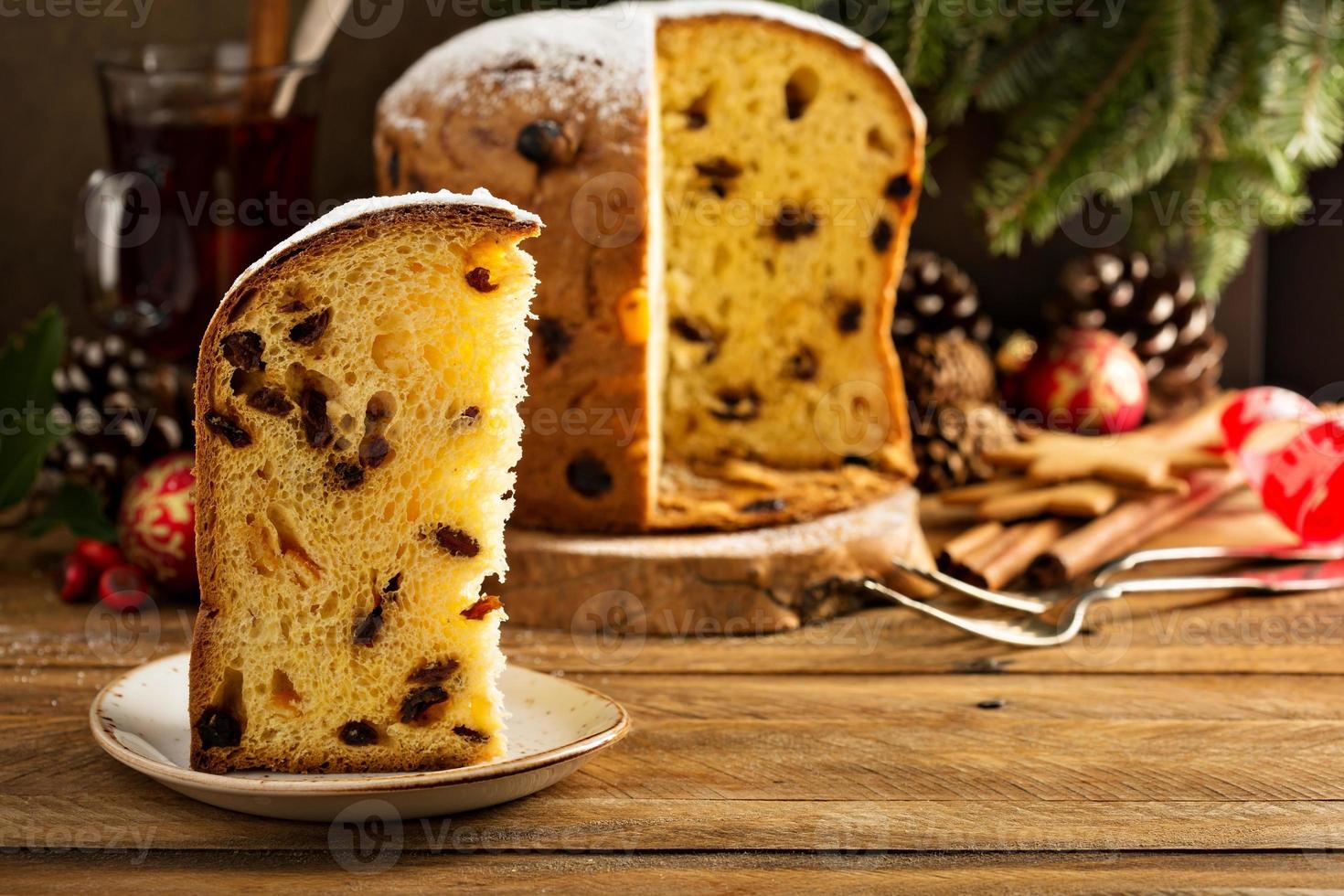 traditionell jul panettone med torkades frukt foto