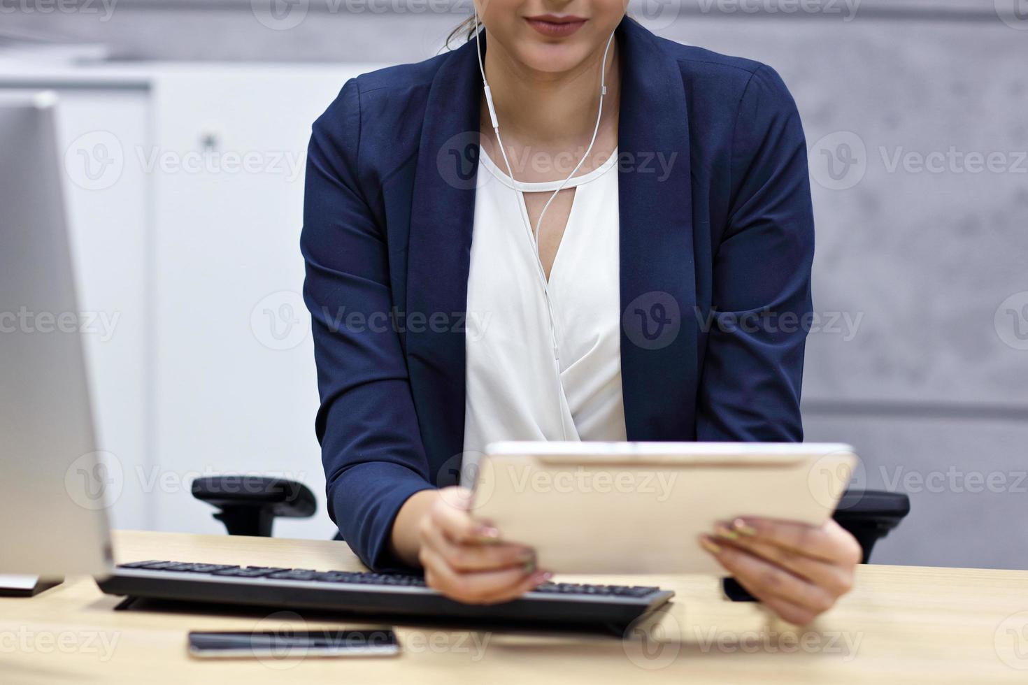 stänga upp porträtt av attraktiv leende affärskvinna på arbetsplats foto