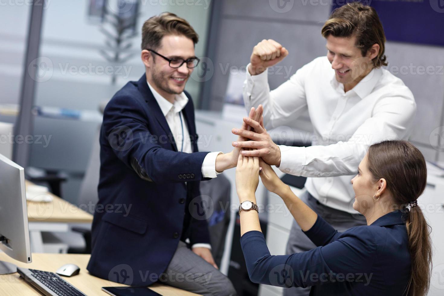 grupp av företag människor fira Framgång i kontor foto