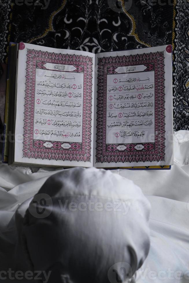 liten flicka läsning de koranen. islamic begrepp foto