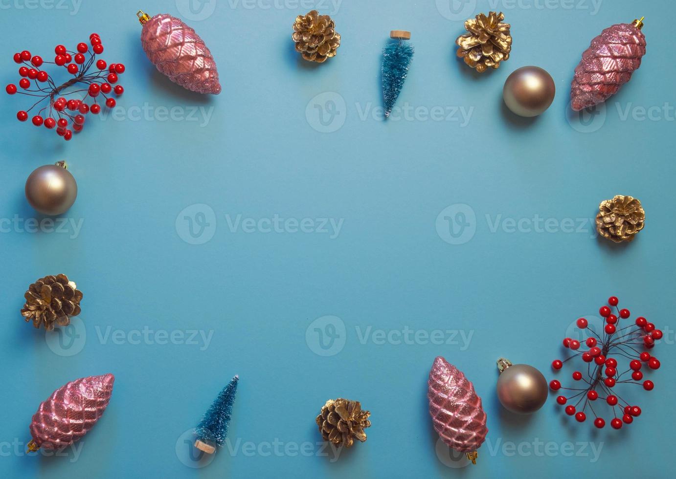 platt lägga sammansättning med gåva lådor och jul dekor på blå bakgrund foto