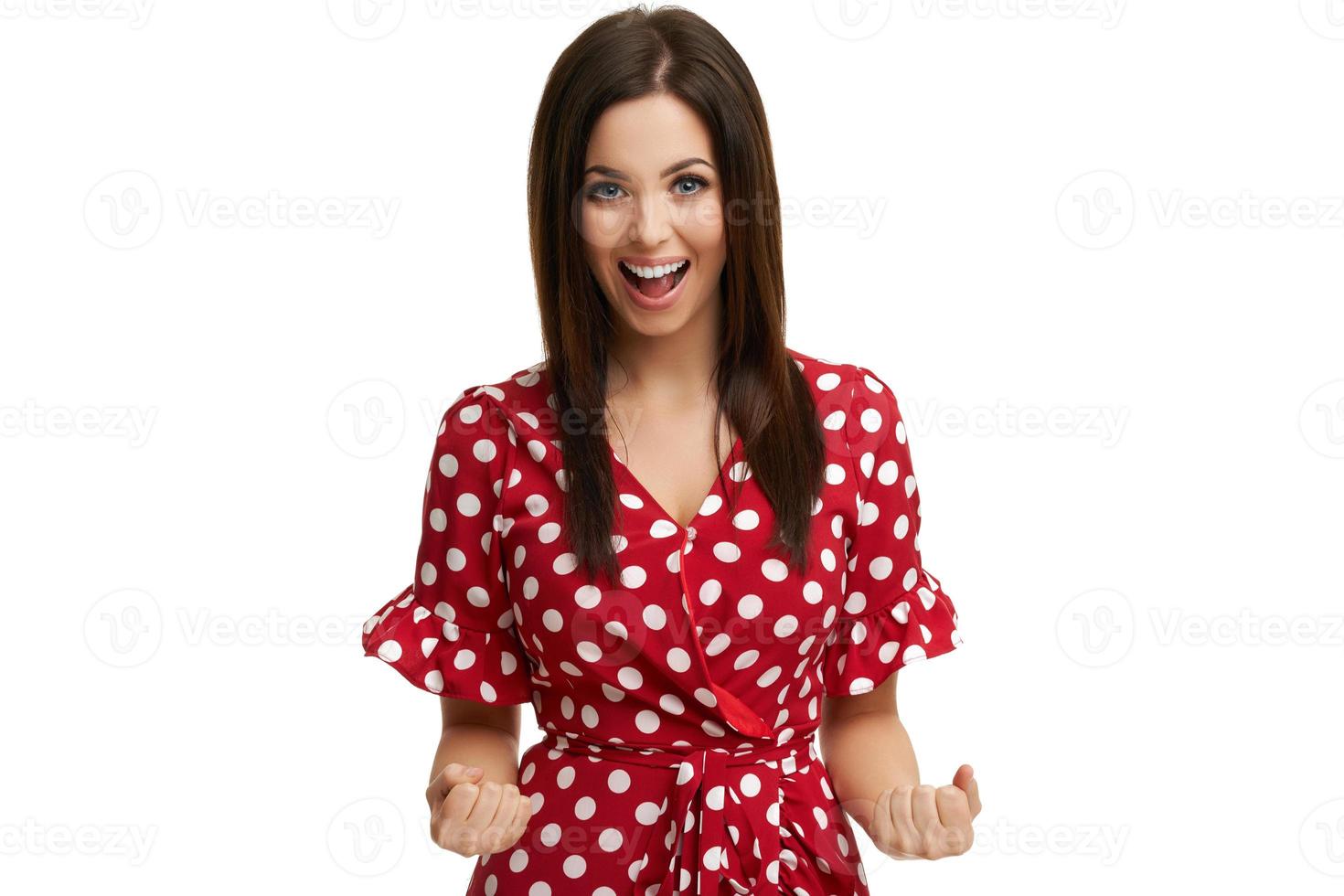 caucasian brunett kvinna har roligt och leende isolerat över vit bakgrund foto