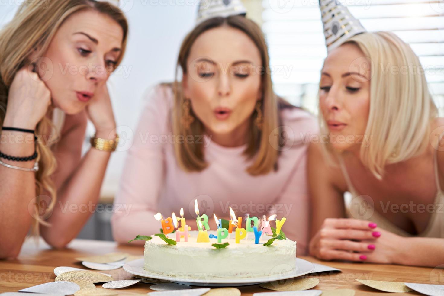 bild presenter Lycklig grupp av vänner fira födelsedag foto