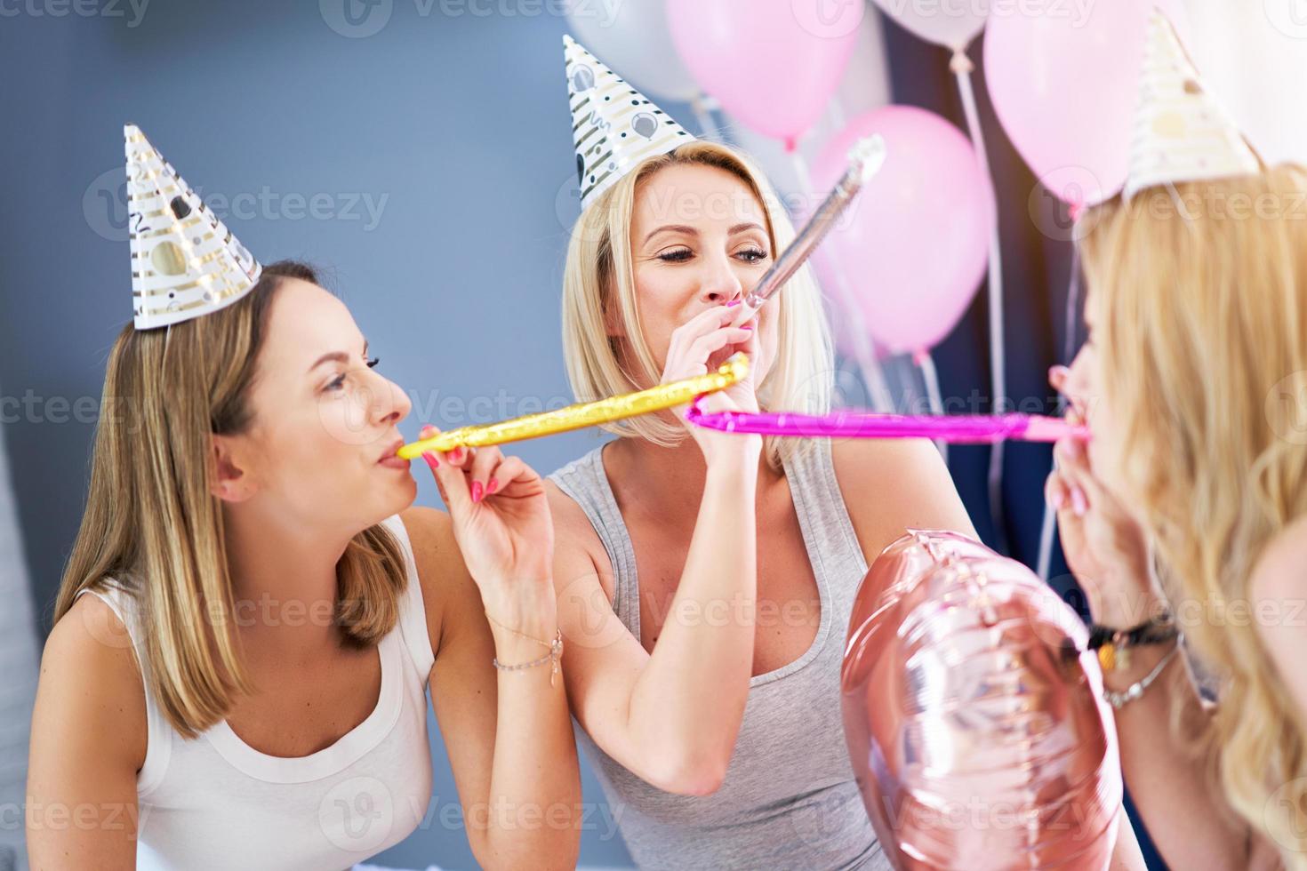 bild presenter Lycklig grupp av vänner fira tillsammans foto