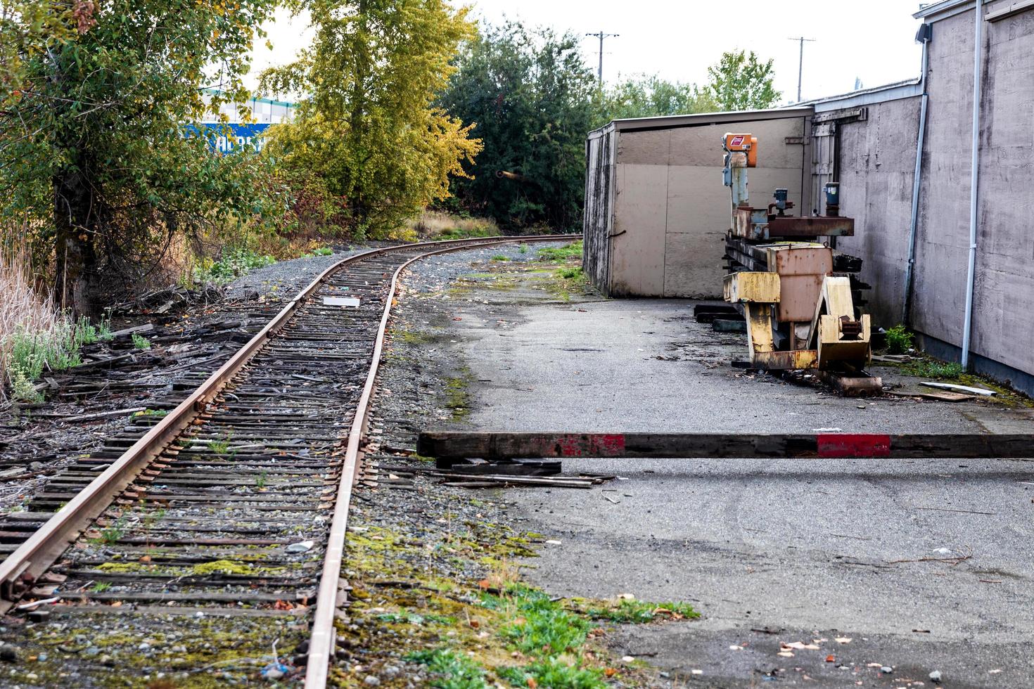 gammal mekaniker garage byggnad med Utrustning foto