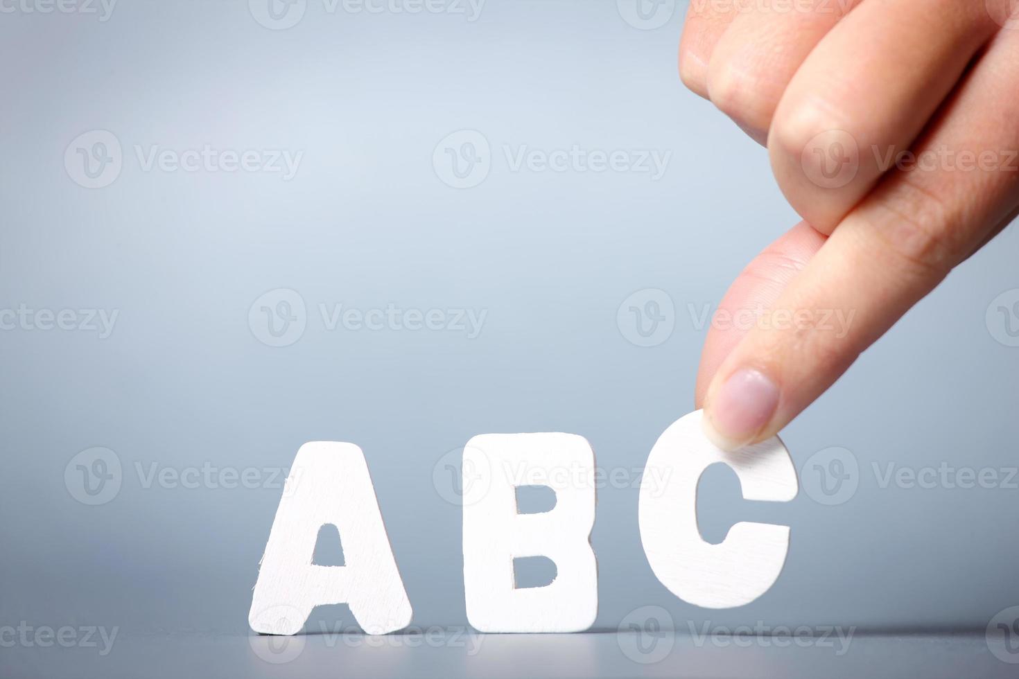 hand med ABC brev blockera foto