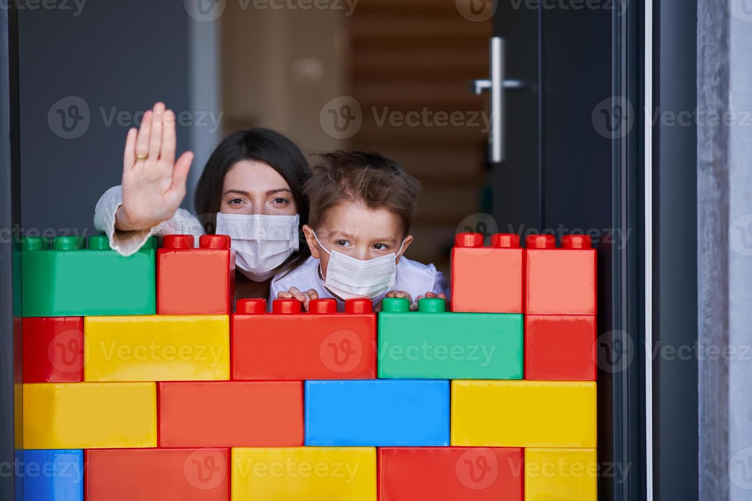 mor och barn på Hem karantän under coronavirus pandemi foto