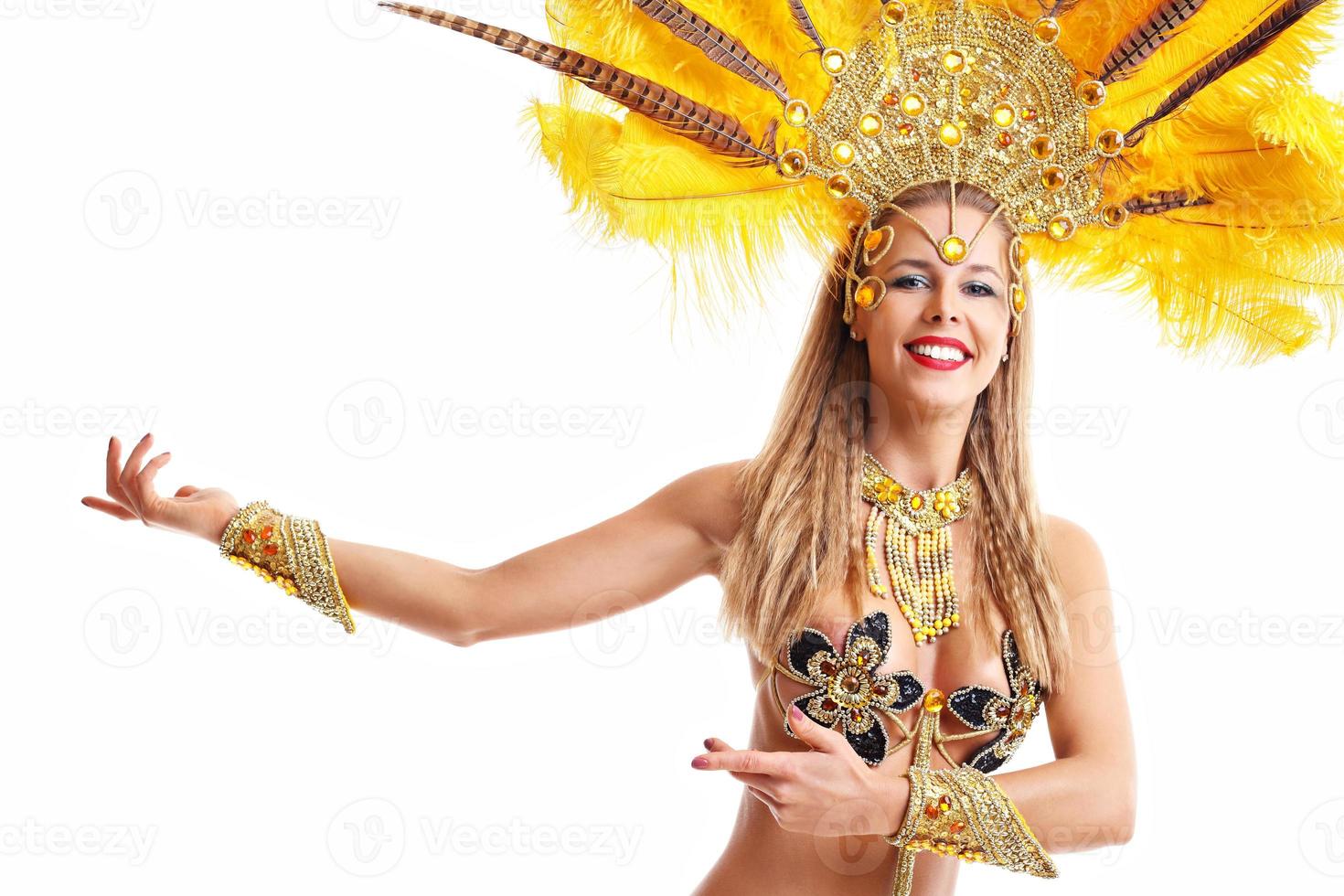 brasiliansk kvinna Framställ i samba kostym över vit bakgrund foto
