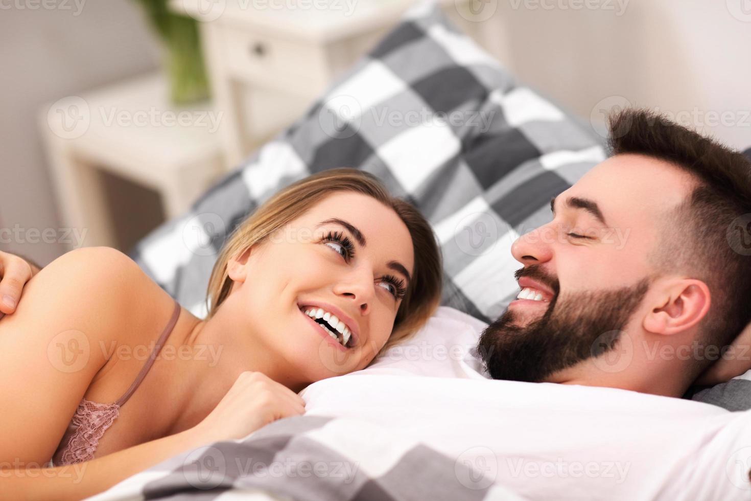 vuxen attraktiv par i säng foto