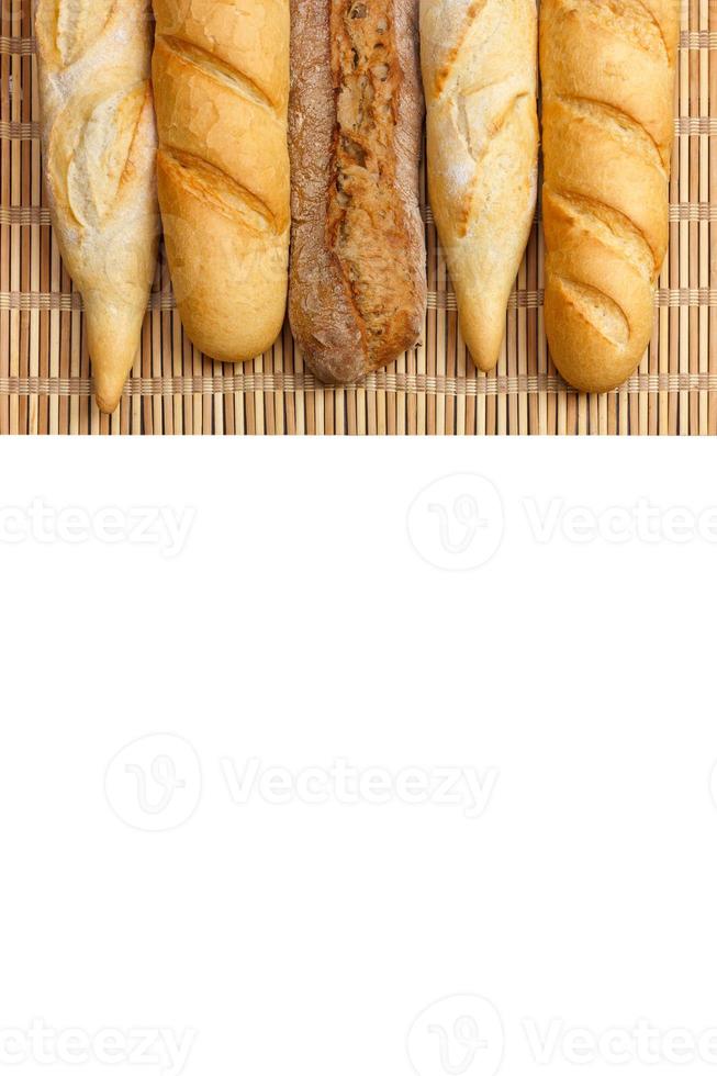 baguette av hela vete bröd på en vit bakgrund foto