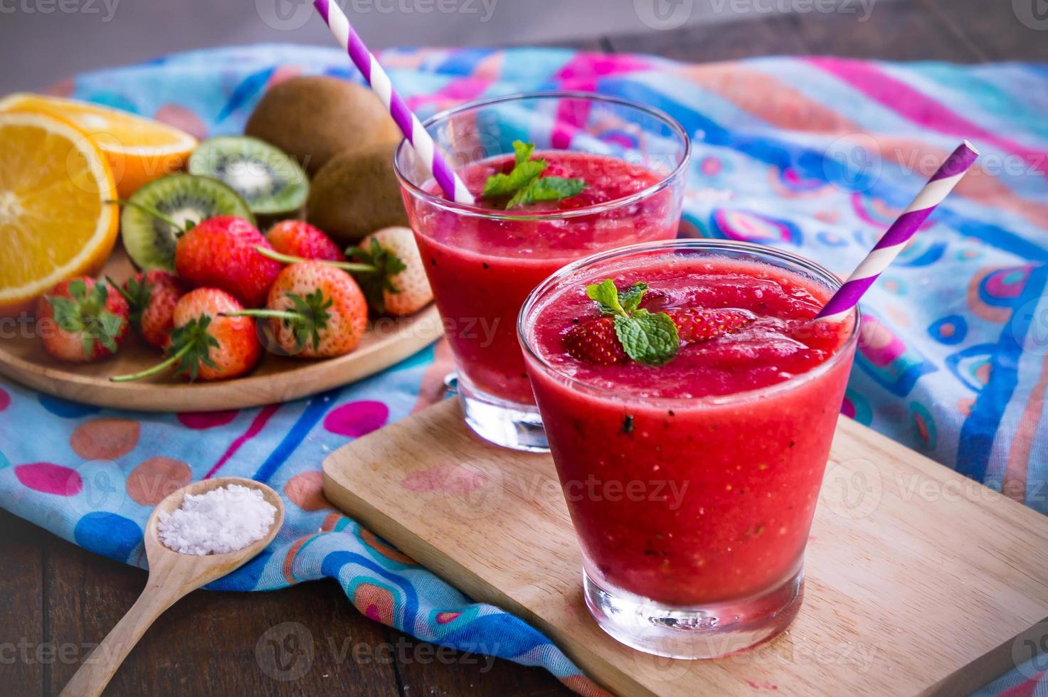 jordgubb yoghurt smoothie gott frukt ljuv dryck för hälsa på sommar foto