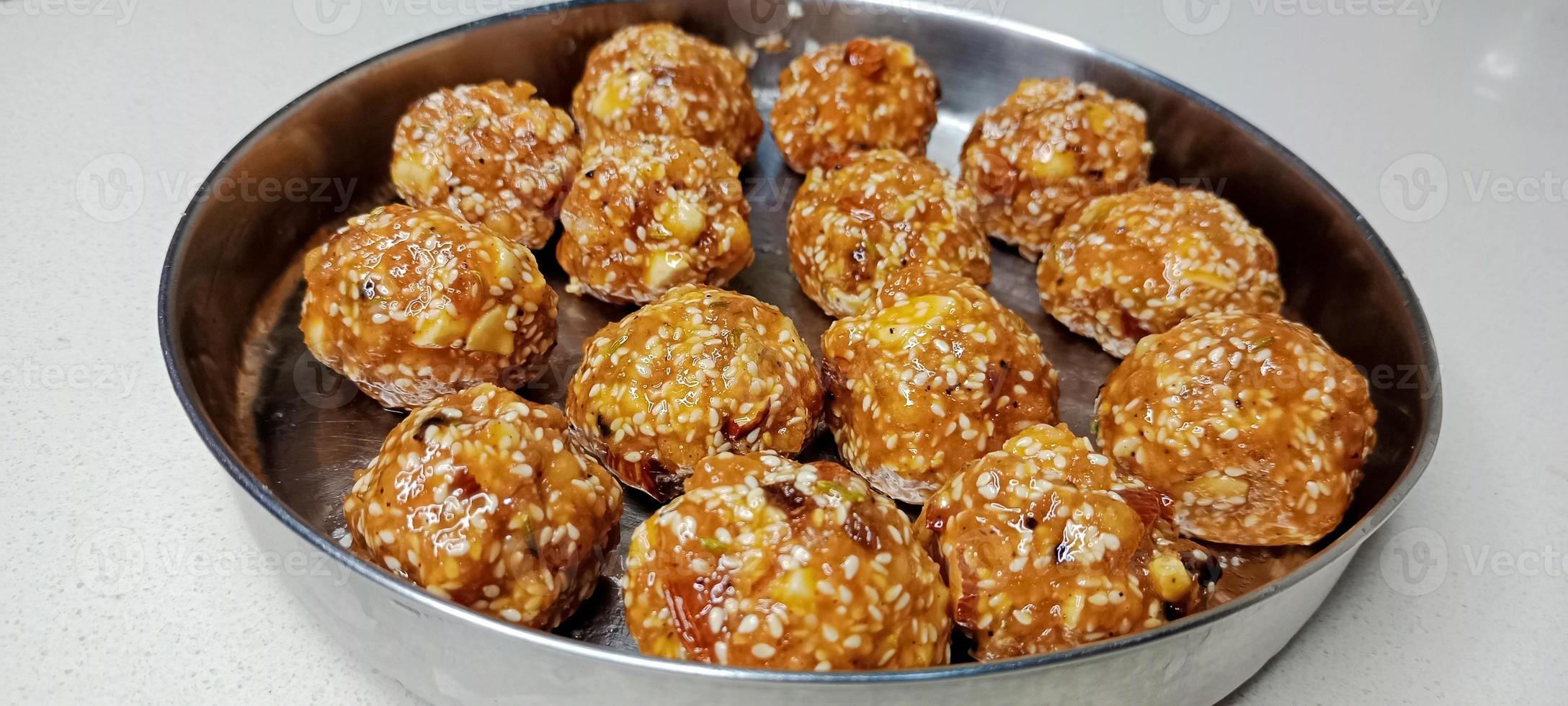 torr frukt blandning för hälsa, gond gud paak recept för hälsa, torr frukt laddu recept, recept för hälsa foto