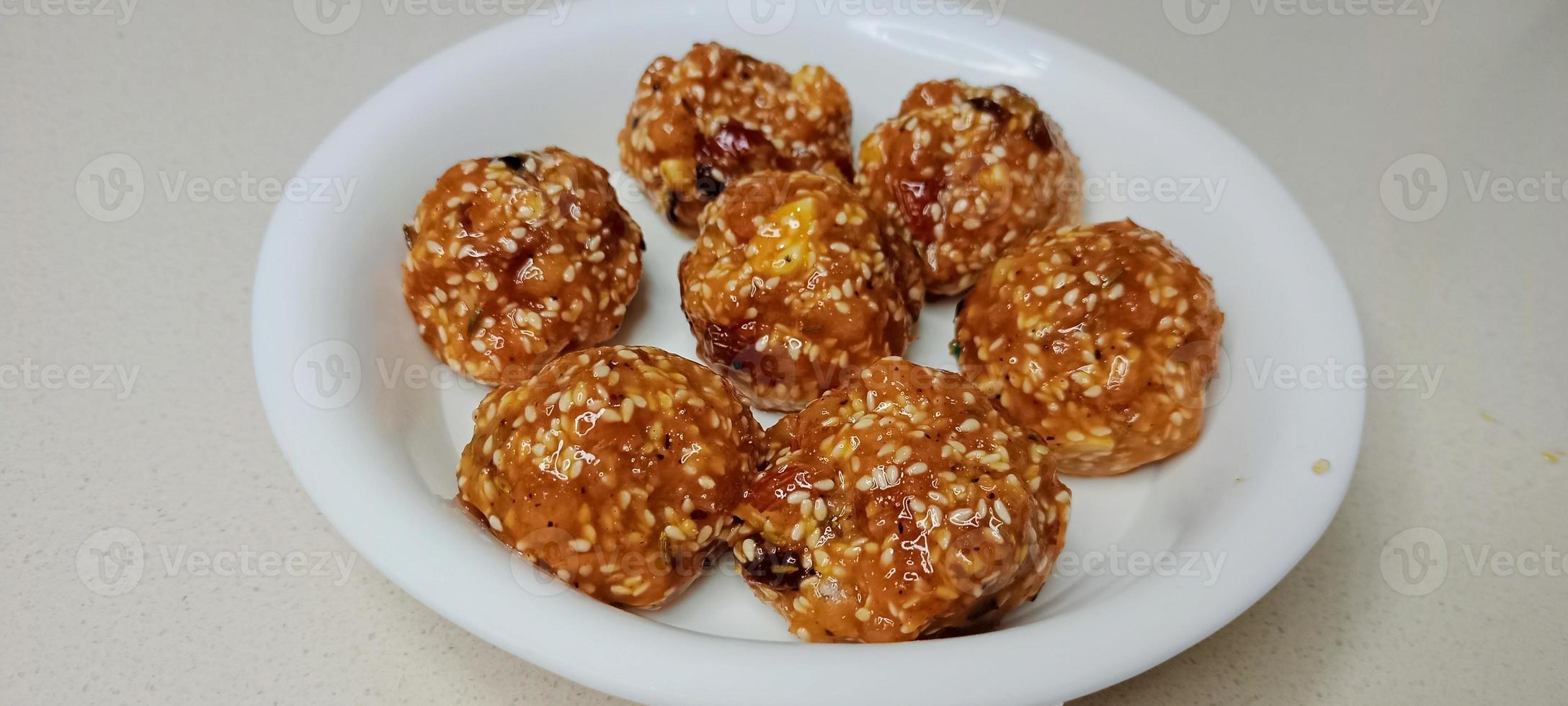 torr frukt blandning för hälsa, gond gud paak recept för hälsa, torr frukt laddu recept, recept för hälsa foto