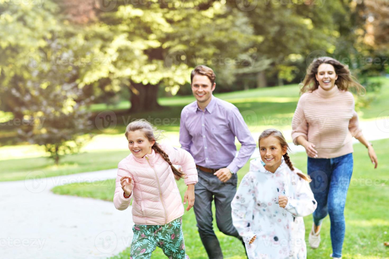 ung familj med barn har roligt i natur foto