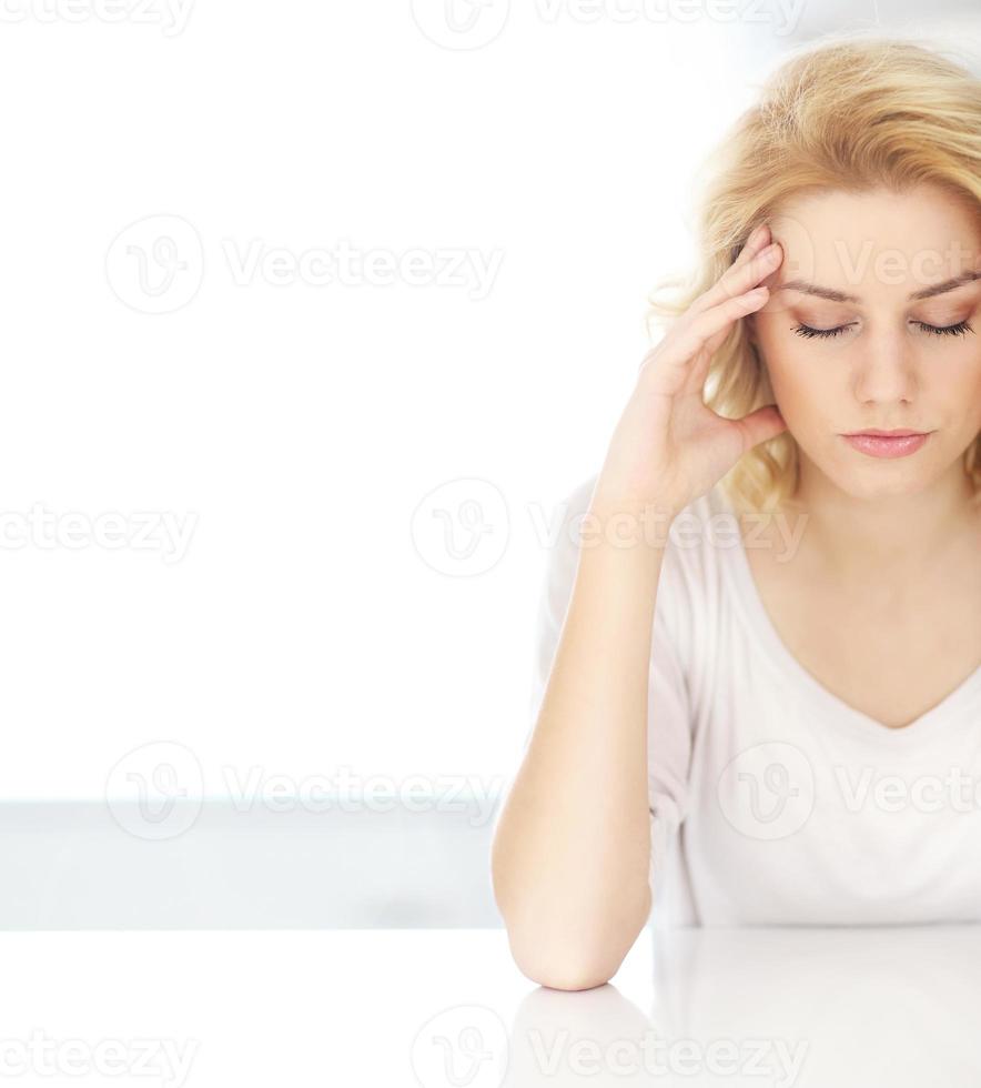 vuxen kvinna har huvudvärk på Hem foto
