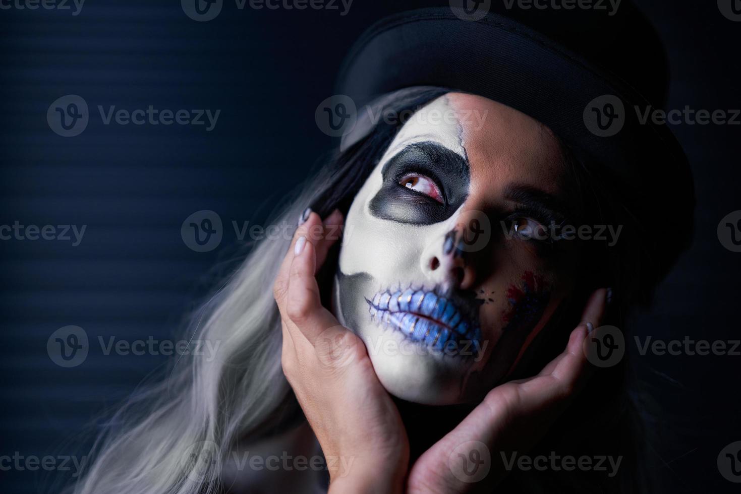 läskigt porträtt av kvinna i halloween gotisk smink foto