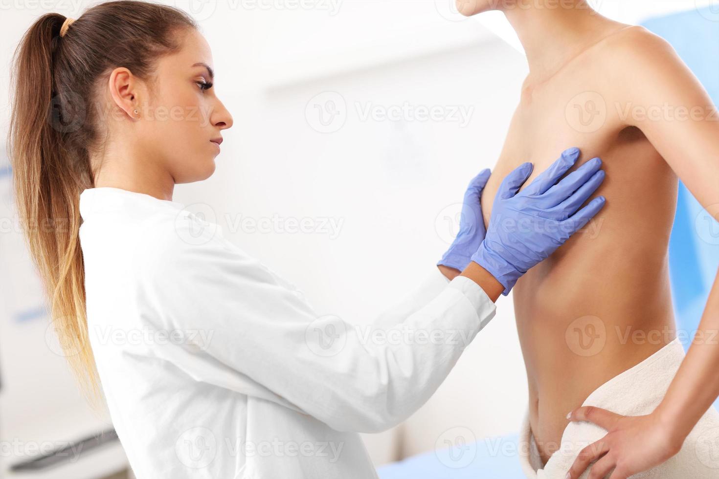 läkare granskning bröst foto